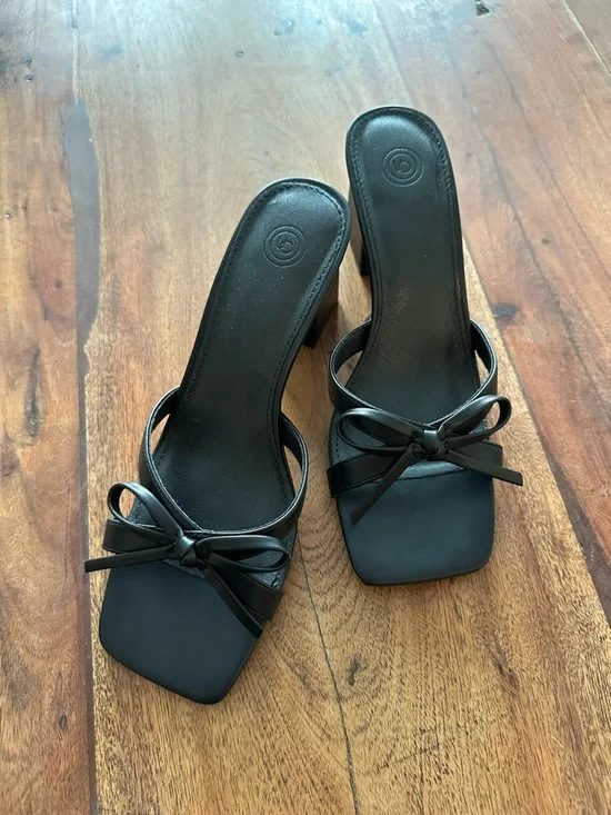 ☀️ NIB URBAN OUTFITTERS Charlie Bow Mule Heel - Picture 6 of 13